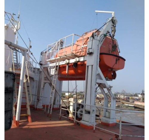 ENCLOSED LIFEBOAT WITH DAVIT